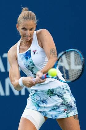 TORONTO, ON - AUGUST 13: Karolina Pliskova (CZE) returns the ball during her National Bank Open WTA, Tennis Damen tennis tournament semi-final match on August 13, 2022, at Sobeys Stadium in Toronto, ON, Canada. (Photo by Julian Avram Icon Sportswire) TENNIS: AUG 13 National Bank Open Icon2208130080