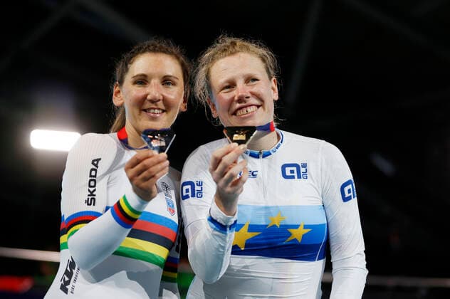 Lisa Brennauer und Mieke Kröger bei der Siegerehrung Einerverfolgung Frauen bei den European Championships 2022 im Bahnradsport in der Messe München. München, 13.08.2022