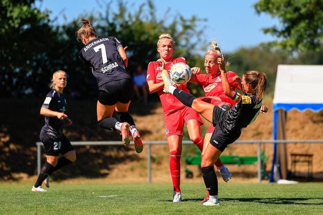 Sport Bilder des Tages STEKA-Cup 2022 1. FC Köln - SG 99 Andernach Carolin Schraa (SG99, 7), Celina Degen (FC, 5), Sharon Beck (FC, 10), Lisa Umbach (SG99, 6) Schleidweiler Schleidweiler Rheinland-Pfalz Deutschland