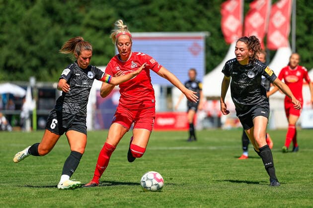 STEKA-Cup 2022 1. FC Köln - SG 99 Andernach Lisa Umbach (SG99, 6), Sharon Beck (FC, 10), Kathrin Schermuly (SG99, 5) Schleidweiler Schleidweiler Rheinland-Pfalz Deutschland