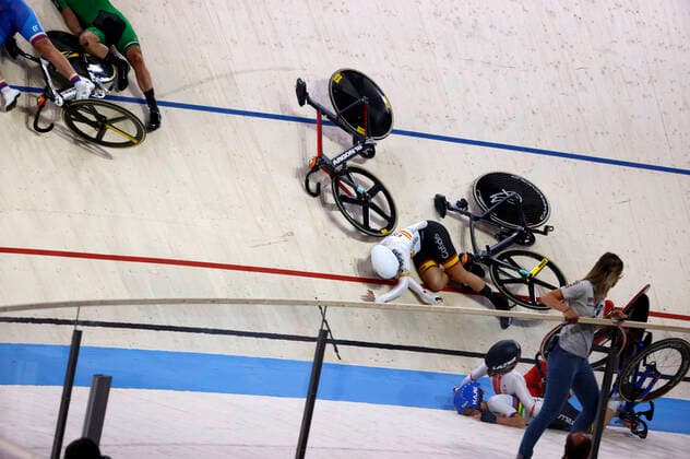 Sport Themen der Woche KW32 Massensturz beim Finale Ausscheidungsfahren Frauen bei den European Championships 2022 im Bahnradsport in der Messe München. München, 13.08.2022 *** Mass crash during the final elimination women at the European Championships 2022 in track cycling at the Messe München Munich, 13 08 2022 Foto:xJ.xMWx xFuturexImage