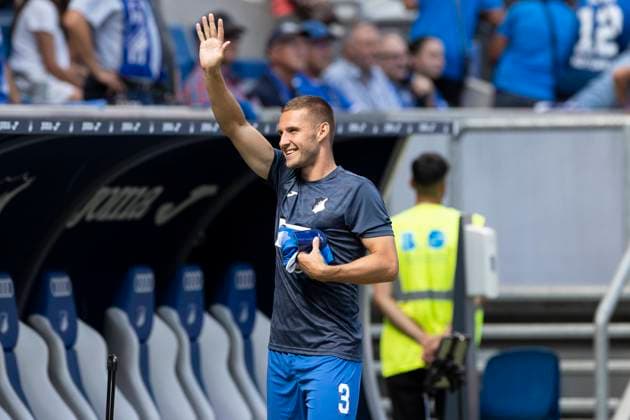 Fußball: 1. Bundesliga, Saison 2022 2023, 2. Spieltag, TSG 1899 Hoffenheim - VfL Bochum am 13.08.2022 in Sinsheim (Baden-Württemberg). Hoffenheims Pavel Kaderabek winkt den Zuschauern zu WICHTIGER HINWEIS: Gemäß den Vorgaben der DFL Deutsche Fußball Liga bzw. des DFB Deutscher Fußball-Bund ist es untersagt, in dem Stadion und oder vom Spiel angefertigte Fotoaufnahmen in Form von Sequenzbildern und oder videoähnlichen Fotostrecken zu verwerten bzw. verwerten zu lassen. Copyright: xKirchner MarcoxSteinbrennerx