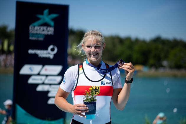 Bilder des Jahres 2022, Sport 08 August Sport Themen der Woche KW32 Sport Bilder des Tages FOESTER Alexandra (GER) celebrating her bronze medal on the podium, Womens Single Scull, GER, Rowing (Rudern), European Championships Munich 2022, 14.08.2022 Photo: Eibner Memmler GER, Rowing (Rudern), European Championships Munich 2022, 14.08.2022 Munich *** FOESTER Alexandra GER celebrating her bronze medal on the podium, Womens Single Scull, GER, Rowing Rowing , European Championships Munich 2022, 14 08 2022 Photo Eibner Memmler GER, Rowing Rowing , European Championships Munich 2022, 14 08 2022 Munich Copyright: xEibner Memmlerx EP_MMR