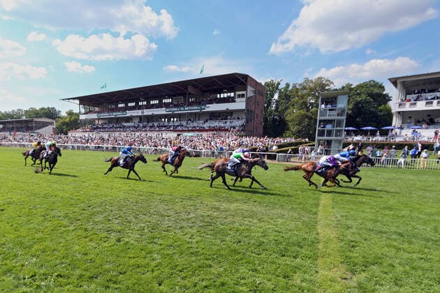 Sport Themen der Woche KW32 14.08.2022, Hoppegarten, Brandenburg, GER - Rebel s Romance mit James Doyle gewinnt den 132. Grossen Preis von Berlin. Galopprennbahn Hoppegarten. () 220814D608HOPPEGARTEN.JPG *** 14 08 2022, Hoppegarten, Brandenburg, GER Rebel s Romance with James Doyle wins the 132 Grand Prix of Berlin Galopprennbahn Hoppegarten 220814D608HOPPEGARTEN JPG