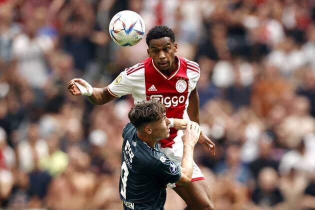 Sport Bilder des Tages AMSTERDAM - (lr) Jorgen Strand Larsen of FC Groningen, Jurrien Timber of Ajax during the Dutch Eredivisie match between Ajax Amsterdam and FC Groningen at the Johan Cruijff ArenA on August 14, 2022 in Amsterdam, Netherlands. ANP MAURICE VAN STEEN Dutch Eredivisie 2022 2023 xVIxANPxSportx xxANPxIVx