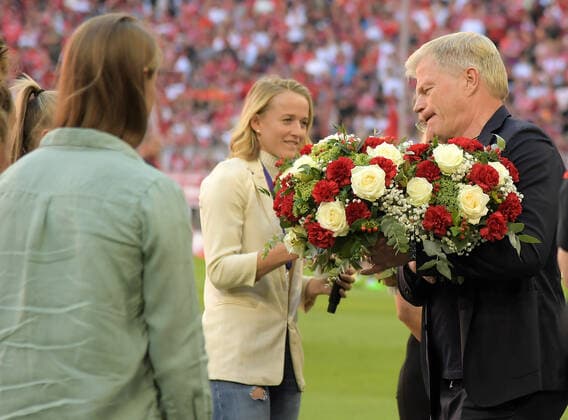 14.08.2022, xemx, Fussball 1.Bundesliga, FC Bayern Muenchen - VfL Wolfsburg emspor, v.l. Spielerinnen von FC Bayern Muenchen fuer die Deutsche Nationalmannschaft werden geehrt Vorstandsvorsitzender Oliver Kahn (FC Bayern Muenchen) (DFL DFB REGULATIONS PROHIBIT ANY USE OF PHOTOGRAPHS as IMAGE SEQUENCES and or QUASI-VIDEO) Muenchen