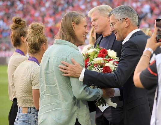 14.08.2022, xemx, Fussball 1.Bundesliga, FC Bayern Muenchen - VfL Wolfsburg emspor, v.l. Spielerinnen von FC Bayern Muenchen fuer die Deutsche Nationalmannschaft werden geehrt Praesident Herbert Hainer (FC Bayern Muenchen), (DFL DFB REGULATIONS PROHIBIT ANY USE OF PHOTOGRAPHS as IMAGE SEQUENCES and or QUASI-VIDEO) Muenchen
