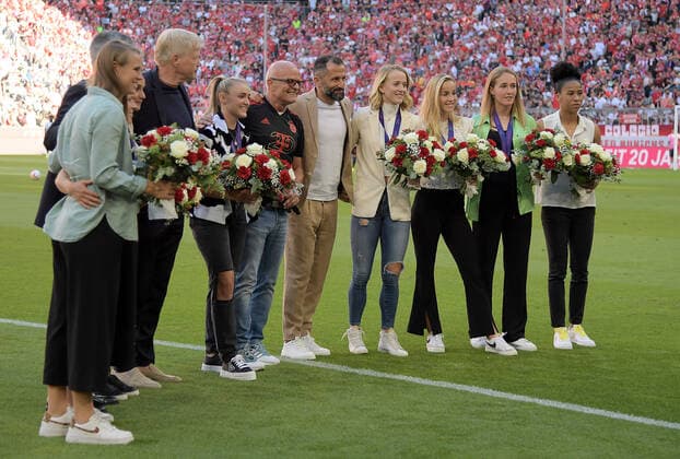 14.08.2022, xemx, Fussball 1.Bundesliga, FC Bayern Muenchen - VfL Wolfsburg emspor, v.l. Spielerinnen von FC Bayern Muenchen fuer die Deutsche Nationalmannschaft werden geehrt (DFL DFB REGULATIONS PROHIBIT ANY USE OF PHOTOGRAPHS as IMAGE SEQUENCES and or QUASI-VIDEO) Muenchen