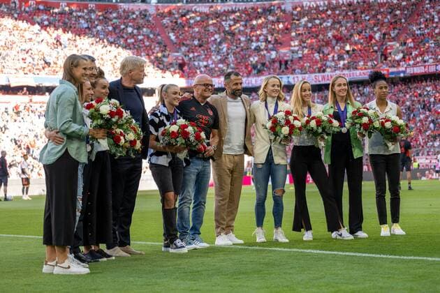 FC Bayern Frauen von der Nationalmannschaft werden fuer Ihr Ergebnis geehrt von Vereinspraesident Herbert Hainer, Vorstandsvorsitzender Oliver Kahn und Sportvorstand Hasan Salihamidzic, FC Bayern Muenchen vs. VfL Wolfsburg, Fussball, 1. Bundesliga, 2. Spieltag, 14.08.2022 DFB regulations prohibit any use of photographs as image sequences and or quasi-video Muenchen Bayern Deutschland