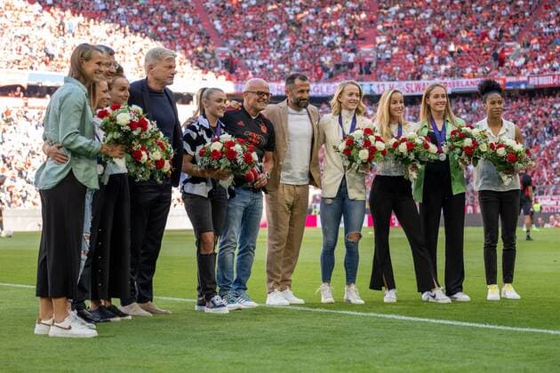 Sport Themen der Woche KW32 Sport Bilder des Tages FC Bayern Frauen von der Nationalmannschaft werden fuer Ihr Ergebnis geehrt von Vereinspraesident Herbert Hainer, Vorstandsvorsitzender Oliver Kahn und Sportvorstand Hasan Salihamidzic, FC Bayern Muenchen vs. VfL Wolfsburg, Fussball, 1. Bundesliga, 2. Spieltag, 14.08.2022 DFB regulations prohibit any use of photographs as image sequences and or quasi-video Muenchen Bayern Deutschland *** FC Bayern women from the national team are honored for their result by club president Herbert Hainer, CEO Oliver Kahn and sports director Hasan Salihamidzic, FC Bayern Muenchen vs VfL Wolfsburg, Football, 1 Bundesliga, 2 Matchday, 14 08 2022 DFB regulations prohibit any use of photographs as image sequences and or quasi video Muenchen Bayern Deutschland Copyright: xkolbert-press UlrichxGamelx