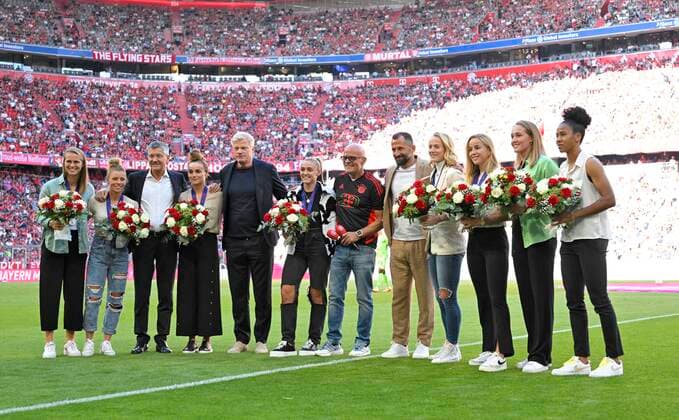 14.08.2022, Fussball 1. Bundesliga 2022 2023, 02.Spieltag, FC Bayern München - VfL Wolfsburg, in der Allianz-Arena München. Sportdirektor Hasan Salihamidzic (Bayern München), Vorstandsmitglied Oliver Kahn (Bayern München) und Präsident Herbert Hainer (FC Bayern) ehrt die 2.Platzierten Fussballer-Frauen des FC Bayern die bei der EM dabei waren.