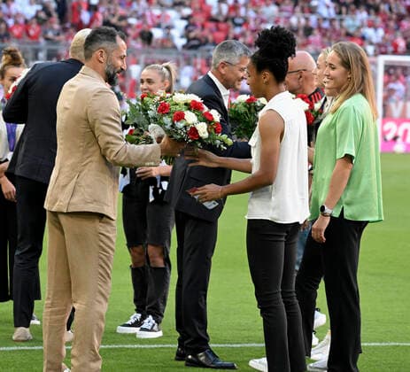 14.08.2022, Fussball 1. Bundesliga 2022 2023, 02.Spieltag, FC Bayern München - VfL Wolfsburg, in der Allianz-Arena München. Sportdirektor Hasan Salihamidzic (Bayern München) ehrt die 2.Platzierten Fussballer-Frauen des FC Bayern die bei der EM dabei waren.