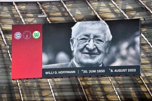Sport Themen der Woche KW32 Schweigeminute Trauer zu Ehren Praesident Willi O. Hoffmann Anzeigetafel Spielstand FC Bayern Muenchen vs VfL Wolfsburg WOB 14.08.2022 DFL REGULATIONS PROHIBIT ANY USE OF PHOTOGRAPHS AS IMAGE SEQUENCES AND OR QUASI-VIDEO FC Bayern Muenchen vs VfL Wolfsburg WOB *** Minute of silence mourning in honor of President Willi O Hoffmann scoreboard score FC Bayern Muenchen vs VfL Wolfsburg WOB 14 08 2022 DFL REGULATES PROHIBIT ANY USE OF PHOTOGRAPHS AS IMAGE SEQUENCES AND OR QUASI VIDEO FC Bayern Muenchen vs VfL Wolfsburg WOB