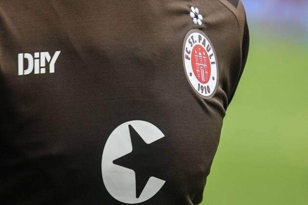 Sport Themen der Woche KW32 St Pauli Trikot mit Gendersternchen auf dem Trikot über dem St Pauli Emblem Deutschland , Hamburg , Millerntorstadion , Fussball , 2. Bundesliga , FC St Pauli - 1 FC Magdeburg *** St Pauli jersey with gender star on the jersey above the St Pauli emblem Germany , Hamburg , Millerntorstadion , Football , 2 Bundesliga , FC St Pauli 1 FC Magdeburg