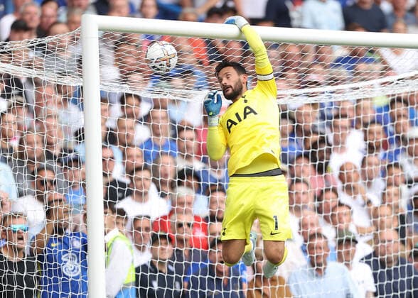 Chelsea v Tottenahm 14 August 2022, London - Premier League Football - Chelsea v Tottenham Hotspur - Hugo Lloris of Tottenham Hotspur reaches for the ball which goes over the bar - Photo: Charlotte Wilson Offside. London UK Copyright: xCharlottexWilsonx xOffsidexOffside