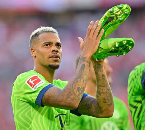 nach Spielende: Spieler von Wolfsburg bedanken sich bei mitgereisten Fans Gestik Geste Lukas Nmecha VfL Wolfsburg (10) FC Bayern Muenchen vs VfL Wolfsburg WOB 14.08.2022 DFL REGULATIONS PROHIBIT ANY USE OF PHOTOGRAPHS AS IMAGE SEQUENCES AND OR QUASI-VIDEO FC Bayern Muenchen vs VfL Wolfsburg WOB