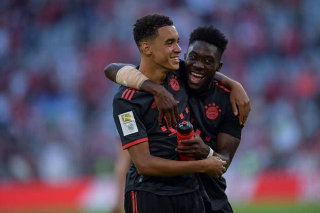 Fußball, 1. Bundesliga, 20220814, FC Bayern München - VfL Wolfsburg. Im Bild Jamal MUSIALA (FC Bayern München, 42) und Alphonso DAVIES (FC Bayern München, 19) glücklich happy fröhlich freudig glückselig Schlusspfiff. München Allianz Arena Bayern Deutschland Copyright: Passion2Press MarkusxFischerx