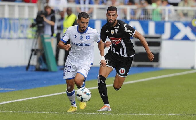 (Auxerre) Hamza Sakhi (Angers) Nabil Bentaleb Football : Auxerre vs Angers - Ligue 1 - 14 08 2022 StephanieGrossetete Panoramic 