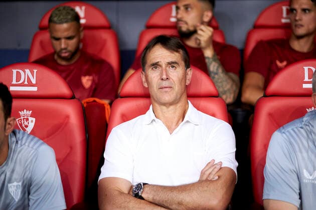 PAMPLONA, SPAIN - AUGUST 12: Julen Lopetegui Head coach of Sevilla FC looks on prior the La Liga Santander match between CA Osasuna and Sevilla FC on August 12, 2022 at El Sadar in Pamplona, Spain. Noxthirdxpartyxsales  (195681374)