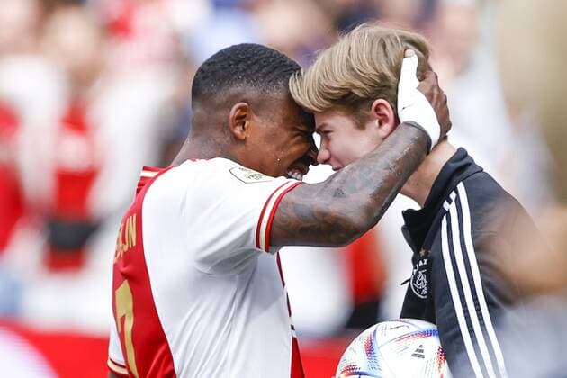 Sport Themen der Woche KW32 AMSTERDAM , 14-08-2022 , Johan Cruijff Arena , Dutch Eredivisie football , season 2022 2023 , Ajax vs Groningen , Ajax player Steven Bergwijn celebrates his goal with a ball boy (4-1) Ajax - Groningen  x17818883x Copyright:
