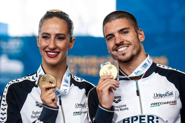 Bilder des Jahres 2022, Sport 08 August Sport Themen der Woche KW33 Sport Bilder des Tages August 15, 2022, Roma, Italia: Giorgio Minisini with Lucrezia Ruggero of Italy celebrate on the podium after winning the gold medal in the Mixed Duet Technical final event during the LEN European Aquatics Championships in Rome, Italy, 15 August 2022. ANSA ANGELO CARCONI European Aquatics Championships Rome 2022  - ZUMAa110 20220815_zaf_a110_010 Copyright: xAngeloxCarconix