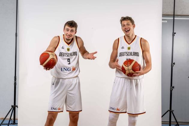 Basketball Köln 08.08.2022 Deutsche Basketball Nationalmannschaft Herren Männer Kader für die Eurobasket 2022 Franz Wagner (Deutschland, No.09) Moritz Wagner (Deutschland, No.13) Brüder
