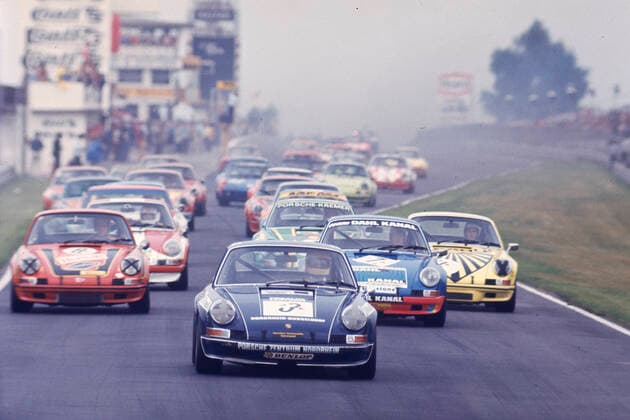 die Europameisterschaft für GT-Autos war wohl real eine Porsche 911-EM jedenfalls beim Rennen am 30.7.1972 im Rahmen zur Formel 1 GP Deutschland 72 die Meute der 911er wird hier angeführt vom späteren zweitplatzierten Jürgen Neuhaus Startnummer 2 Porsche-Zentrum-Nordrhein Sieger wurde John Fitzpatrick im Kremer-Porsche 911S *** the European championship for GT cars was probably real a Porsche 911 EM at least at the race on 30 7 1972 in the context of the Formula 1 GP Germany 72 the pack of 911s is led here by the later second place Jürgen Neuhaus number 2 Porsche Zentrum Nordrhein winner was John Fitzpatrick in Kremer Porsche 911S