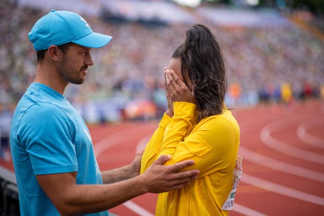 Sport Themen der Woche KW33 Sport Bilder des Tages Jacqueline Otchere (GER) is disappointed and talking to her coach, Womens Pole Vault (Stabhochsprung), GER, Athletics (Leichtathletik), European Championships Munich 2022, 15.08.2022 Photo: Eibner Memmler GER, Athletics (Leichtathletik), European Championships Munich 2022, 15.08.2022 Munich *** Jacqueline Otchere GER is disappointed and talking to her coach, Womens Pole Vault Pole Vault , GER, Athletics Leichtathletik , European Championships Munich 2022, 15 08 2022 Photo Eibner Memmler GER, Athletics Leichtathletik , European Championships Munich 2022, 15 08 2022 Munich Copyright: xEibner Memmlerx EP_MMR