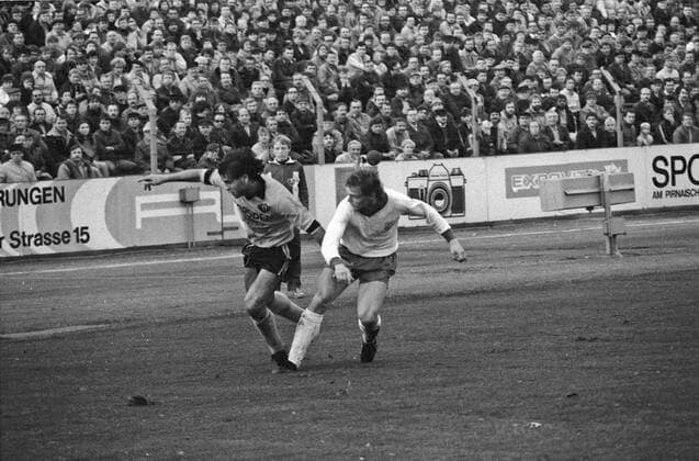 Fußball, historisch, DDR-Oberliga, Dynamo Dresden gegen Stahl Riesa (2:0), Zuschauer, Bandenwerbung (Sächsische Zeitung), in Aktion Ulf Kirsten (Dynamo l.) im Zweikampf mit Sven Kretzschmar (Stahl), 01.11.1986. ! ACHTUNG Aufnahmedatum laut Beschriftung *** Soccer, historical, GDR Oberliga, Dynamo Dresden against Stahl Riesa 2 0 , spectators, perimeter advertising Sächsische Zeitung , in action Ulf Kirsten Dynamo l in duel with Sven Kretzschmar steel , 01 11 1986 ATTENTION recording date according to inscription Copyright: xSZ MarionxGröningx