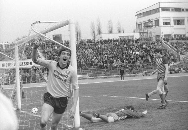 Fußball, historisch, DDR-Oberliga, Saison 1984 85, 04.05.1985, BFC Dynamo gegen Dynamo Dresden (1:2). Im zweifacher Torschütze Ralf Minge jubelt. ! ACHTUNG Aufnahmedatum laut Beschriftung *** Soccer, historical, DDR Oberliga, season 1984 85, 04 05 1985, BFC Dynamo against Dynamo Dresden 1 2 In the double goal scorer Ralf Minge cheers ATTENTION recording date according to inscription Copyright: xSZ MarionxGröningx