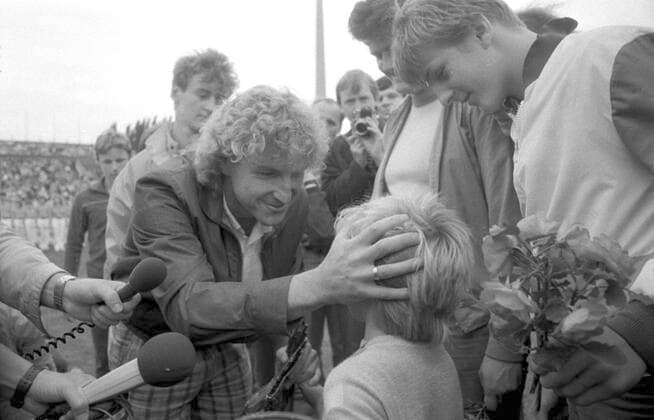 Fußball, historisch, Dynamo Dresden, Hans-Jürgen Dixie Dörner. Karriere-Ende, Verabschiedung; 23.08.1986; vor dem Heimspiel gegen den 1. FC Magdeburg (2:2). Mit Fans (Kinder). ! ACHTUNG Aufnahmedatum laut Beschriftung *** Soccer, historical, Dynamo Dresden, Hans Jürgen Dixie Dörner career end, farewell 23 08 1986 before the home match against 1 FC Magdeburg 2 2 With fans children ATTENTION recording date according to inscription Copyright: xSZ MarionxGröningx