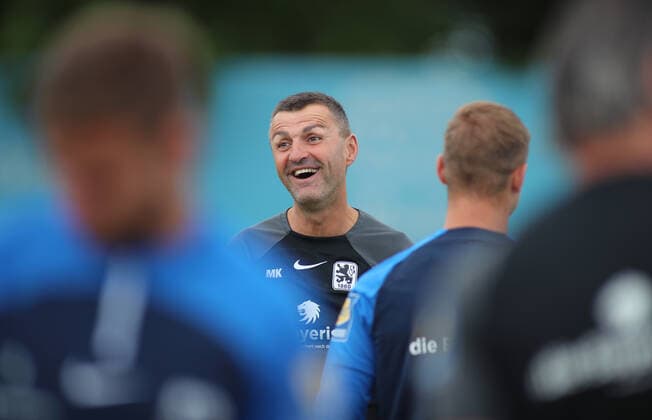 Sport Themen der Woche KW33 Sport Bilder des Tages München, Deutschland 15. August 2022: Fussball, Herren, 3.Liga, Saison 2022 2023, TSV 1860 München, Training, Grünwalder Strasse 114 Michael Köllner Koellner, Trainer (TSV 1860 München) muss lachen, Mund offen, staunt, grinsen *** Munich, Germany 15 August 2022 football, men, 3 league, season 2022 2023, TSV 1860 Munich, training, Grünwalder Strasse 114 Michael Koellner Koellner, coach TSV 1860 Munich must laugh, mouth open, amazed, grin
