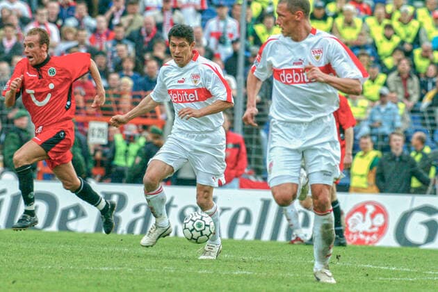 Aus 1. BL. Saison 2002 03 Hannover 96 - VfB Stuttgart 1:2 am 03.05.2003. Im Foto: VfB Spieler sind: am Ball Krassimir Balakov und Sean Dundee li. Jaime *** From 1 BL season 2002 03 Hannover 96 VfB Stuttgart 1 2 on 03 05 2003 In photo VfB players are on the ball Krassimir Balakov and Sean Dundee li Jaime