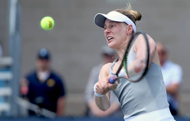 Alison Riske-Amritraj of the United States returns a volley against Sara Sorribes Tormo of Spain during the first round of the 2022 Western and Southern Masters tournament at the Lindner Family Tennis Center in Mason, Ohio, USA, 15 August 2022. Western and Southern Masters tennis tournament !ACHTUNG: NUR REDAKTIONELLE NUTZUNG!  Copyright: xMarkxLyonsx AME9561 20220815-11f68ac31bc3fb18fc93e9dea9bf4e273c0d022f