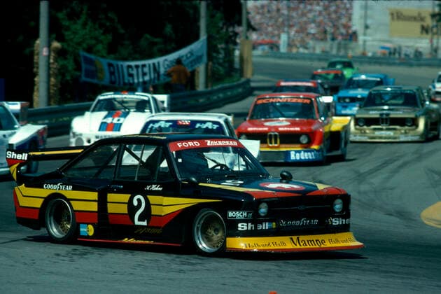 DRM-Rennen kleine Klasse angeführt von Armin Hahne im Ford Escort von Zakspeed im Hintergrund mit Startnummer 0 der Bab-Porsche 935 77 2000cc *** DRM race small class led by Armin Hahne in Ford Escort from Zakspeed in the background with starting number 0 the Bab Porsche 935 77 2000cc