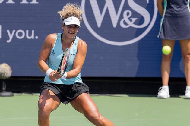 August 15, 2022, Mason, Ohio, USA: Mayar Sherif (EGY) hits a two-handed backhand during Monday s first round of the Western and Southern Open at the Lindner Family Tennis Center, Mason, Oh. Mason USA - ZUMAs304 20220815_zaf_s304_023 Copyright: xScottxStuartx