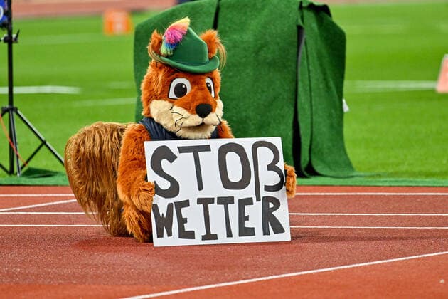 Sport Themen der Woche KW33 Sport Bilder des Tages 15.08.2022, xkaix, Leichtathletik European Championships, emspor, v.l. Maskottchen Gfreidi mit STOß WEITER *** 15 08 2022, xkaix, athletics European Championships, emspor, v l mascot Gfreidi with STOß FURTHER kp