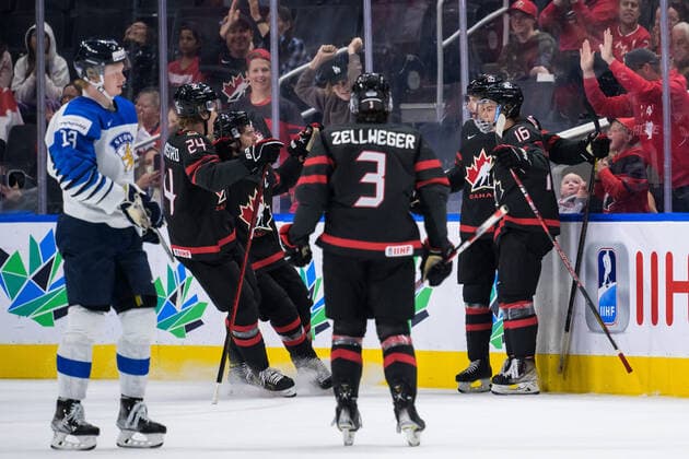 220815 Ethan del Mastro, Mason McTavish, Olen Zellweger, Brennan Othmann and Connor Bedard of Canada celebrate the 1-0 goal during the 2022 IIHF World Junior Championship group stage game between Canada and Finland on August 15, 2022 in Edmonton. Photo: Joel Marklund BILDBYRAN kod JM JM0360 bbeng ishockey Ice hockey, Eishockey jvm junior-vm u20 2022 iihf world junior championship world juniors canada kanada finland jubel depp Copyright: JOELxMARKLUND BB220815JM011