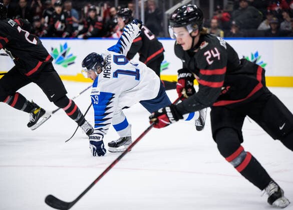 220815 Juuso Mäenpää of Finland slips during the 2022 IIHF World Junior Championship group stage game between Canada and Finland on August 15, 2022 in Edmonton. Photo: Joel Marklund BILDBYRAN kod JM JM0360 bbeng ishockey Ice hockey, Eishockey jvm junior-vm u20 2022 iihf world junior championship world juniors canada kanada finland Copyright: JOELxMARKLUND BB220815JM014