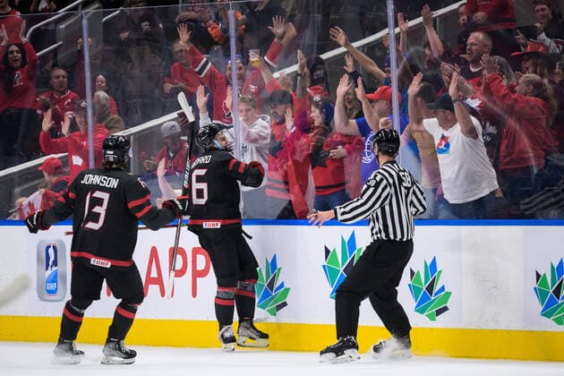 220815 Kent Johnson and Connor Bedard of Canada celebrate the 3-0 goal during the 2022 IIHF World Junior Championship group stage game between Canada and Finland on August 15, 2022 in Edmonton. Photo: Joel Marklund BILDBYRAN kod JM JM0360 bbeng ishockey Ice hockey, Eishockey jvm junior-vm u20 2022 iihf world junior championship world juniors canada kanada finland jubel Copyright: JOELxMARKLUND BB220815JM021