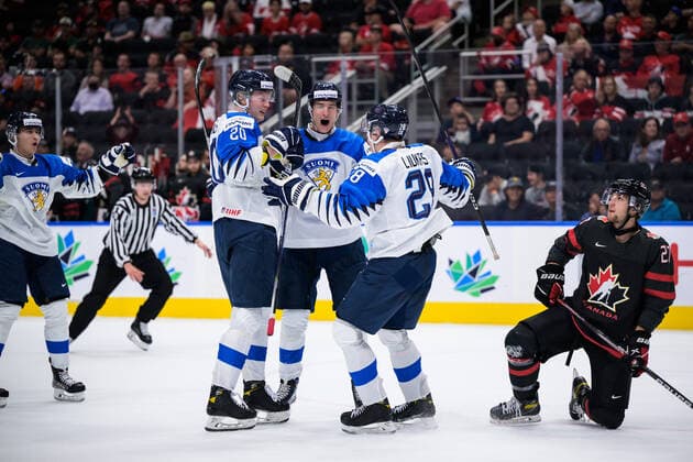 220815 Samuel Helenius, Kalle Väisänen and Eetu Liukas of Finland celebrate the 3-1 goal next to Will Cuylle of Canada during the 2022 IIHF World Junior Championship group stage game between Canada and Finland on August 15, 2022 in Edmonton. Photo: Joel Marklund BILDBYRAN kod JM JM0360 bbeng ishockey Ice hockey, Eishockey jvm junior-vm u20 2022 iihf world junior championship world juniors canada kanada finland jubel depp Copyright: JOELxMARKLUND BB220815JM026
