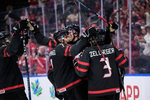 220815 Ridly Greig of Canada celebrates with teammates after scoring 4-1 during the 2022 IIHF World Junior Championship group stage game between Canada and Finland on August 15, 2022 in Edmonton. Photo: Joel Marklund BILDBYRAN kod JM JM0360 bbeng ishockey Ice hockey, Eishockey jvm junior-vm u20 2022 iihf world junior championship world juniors canada kanada finland jubel Copyright: JOELxMARKLUND BB220815JM030