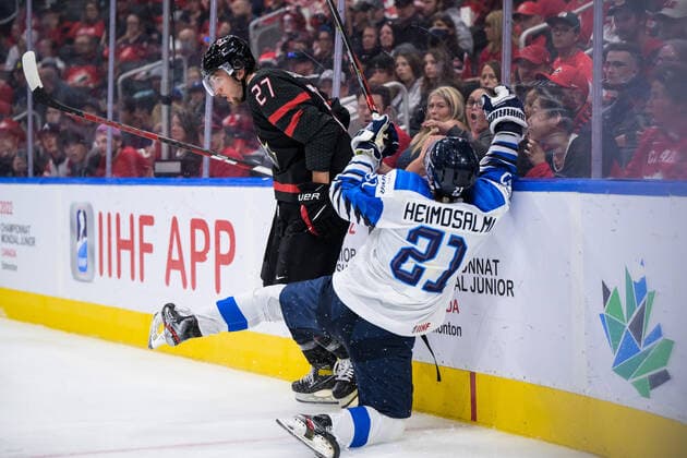 220815 Will Cuylle of Canada tackles Aleksi Heimosalmi of Finland during the 2022 IIHF World Junior Championship group stage game between Canada and Finland on August 15, 2022 in Edmonton. Photo: Joel Marklund BILDBYRAN kod JM JM0360 bbeng ishockey Ice hockey, Eishockey jvm junior-vm u20 2022 iihf world junior championship world juniors canada kanada finland Copyright: JOELxMARKLUND BB220815JM034