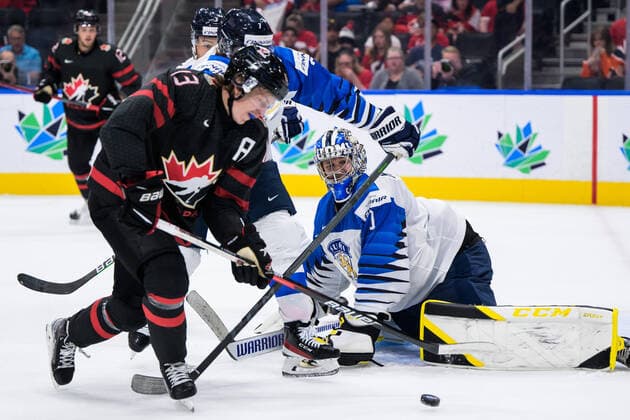220815 Kent Johnson of Canada in front of goaltender Leevi Meriläinen of Finland during the 2022 IIHF World Junior Championship group stage game between Canada and Finland on August 15, 2022 in Edmonton. Photo: Joel Marklund BILDBYRAN kod JM JM0360 bbeng ishockey Ice hockey, Eishockey jvm junior-vm u20 2022 iihf world junior championship world juniors canada kanada finland Copyright: JOELxMARKLUND BB220815JM038