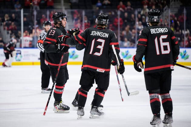 220815 Mason McTavish of Canada celebrates with teammates after scoring 5-1 during the 2022 IIHF World Junior Championship group stage game between Canada and Finland on August 15, 2022 in Edmonton. Photo: Joel Marklund BILDBYRAN kod JM JM0360 bbeng ishockey Ice hockey, Eishockey jvm junior-vm u20 2022 iihf world junior championship world juniors canada kanada finland jubel Copyright: JOELxMARKLUND BB220815JM043