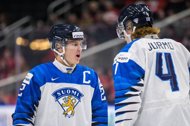 220815 Roni Hirvonen and Joni Jurmo of Finland during the 2022 IIHF World Junior Championship group stage game between Canada and Finland on August 15, 2022 in Edmonton. Photo: Joel Marklund BILDBYRAN kod JM JM0360 bbeng ishockey Ice hockey, Eishockey jvm junior-vm u20 2022 iihf world junior championship world juniors canada kanada finland Copyright: JOELxMARKLUND BB220815JM048