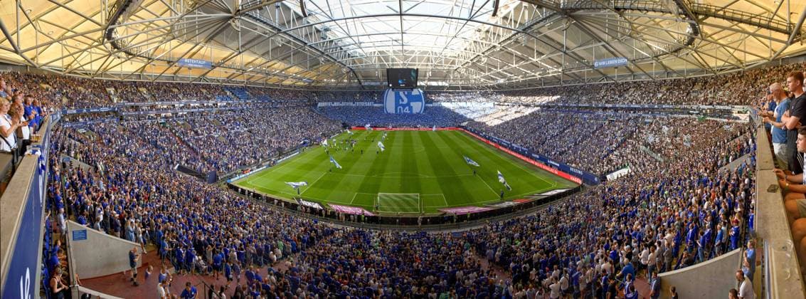 Fußball: 1. Liga, Saison 2022 2023, 2. Spieltag, FC Schalke 04 - Borussia Mönchengladbach am 13.08.2022 in der Veltins-Arena in Gelsenkirchen. Choreo. Nordkurve, Banner, Fahnen, Übersicht, Stadion, Rasen, Arena, Spielfeld, Hinterleger, Feature, Allgemein, DFL REGULATIONS PROHIBIT ANY USE OF PHOTOGRAPHS AS IMAGE SEQUENCES AND OR QUASI-VIDEO. Copyright: xNeundorf Kirchner-Mediax