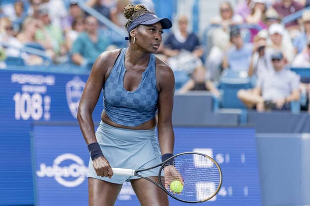 August 16, 2022, Mason, Ohio, USA: Venus Williams (USA) prepares to serve during Tuesdays first round of the Western and Southern Open at the Lindner Family Tennis Center, Mason, Oh. Mason USA - ZUMAs304 20220816_zaf_s304_028 Copyright: xScottxStuartx