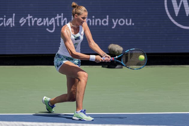 August 16, 2022, Mason, Ohio, USA: Karolina Pliskova (CZE) hits a two-handed backhand during Tuesdays first round of the Western and Southern Open at the Lindner Family Tennis Center, Mason, Oh. Mason USA - ZUMAs304 20220816_zaf_s304_033 Copyright: xScottxStuartx