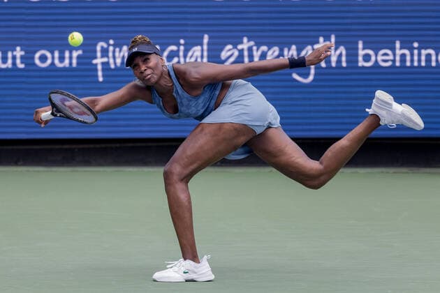 Sport Bilder des Tages August 16, 2022, Mason, Ohio, USA: Venus Williams (USA) hits a forehand shot during Tuesdays first round of the Western and Southern Open at the Lindner Family Tennis Center, Mason, Oh. Mason USA - ZUMAs304 20220816_zaf_s304_077 Copyright: xScottxStuartx